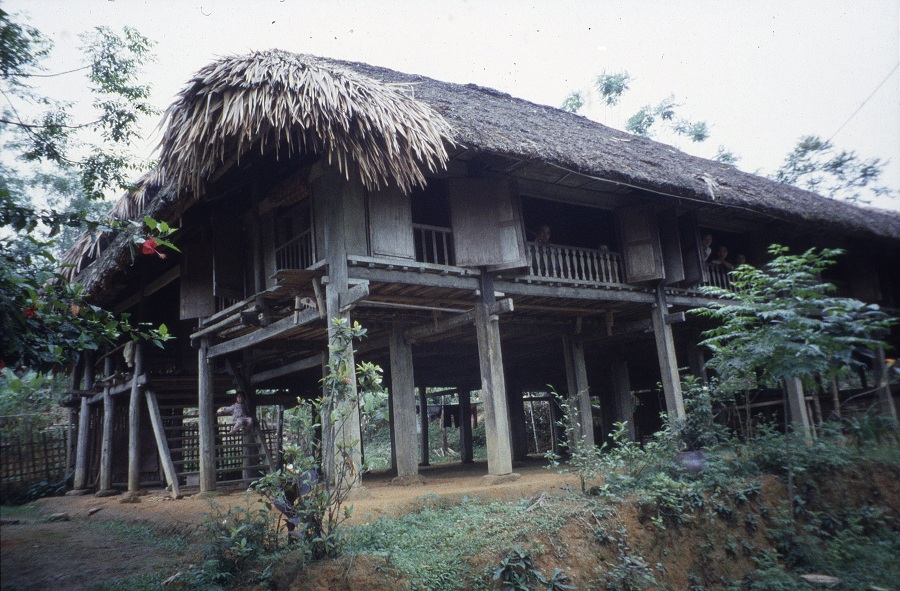 nguoi-tay-tay-bac-va-phong-tuc-dung-nha-san-doc-dao